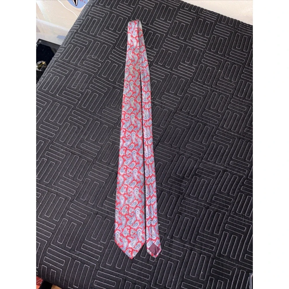 John Henry 100% Silk Red Paisley Print‎ Men's Tie